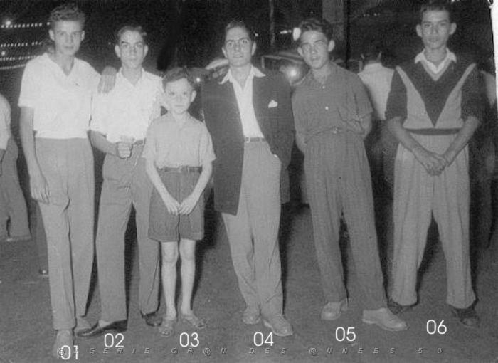 1007 UN GROUPE  D AMIS PLACE DE LA REPUBLIQUE.JPG